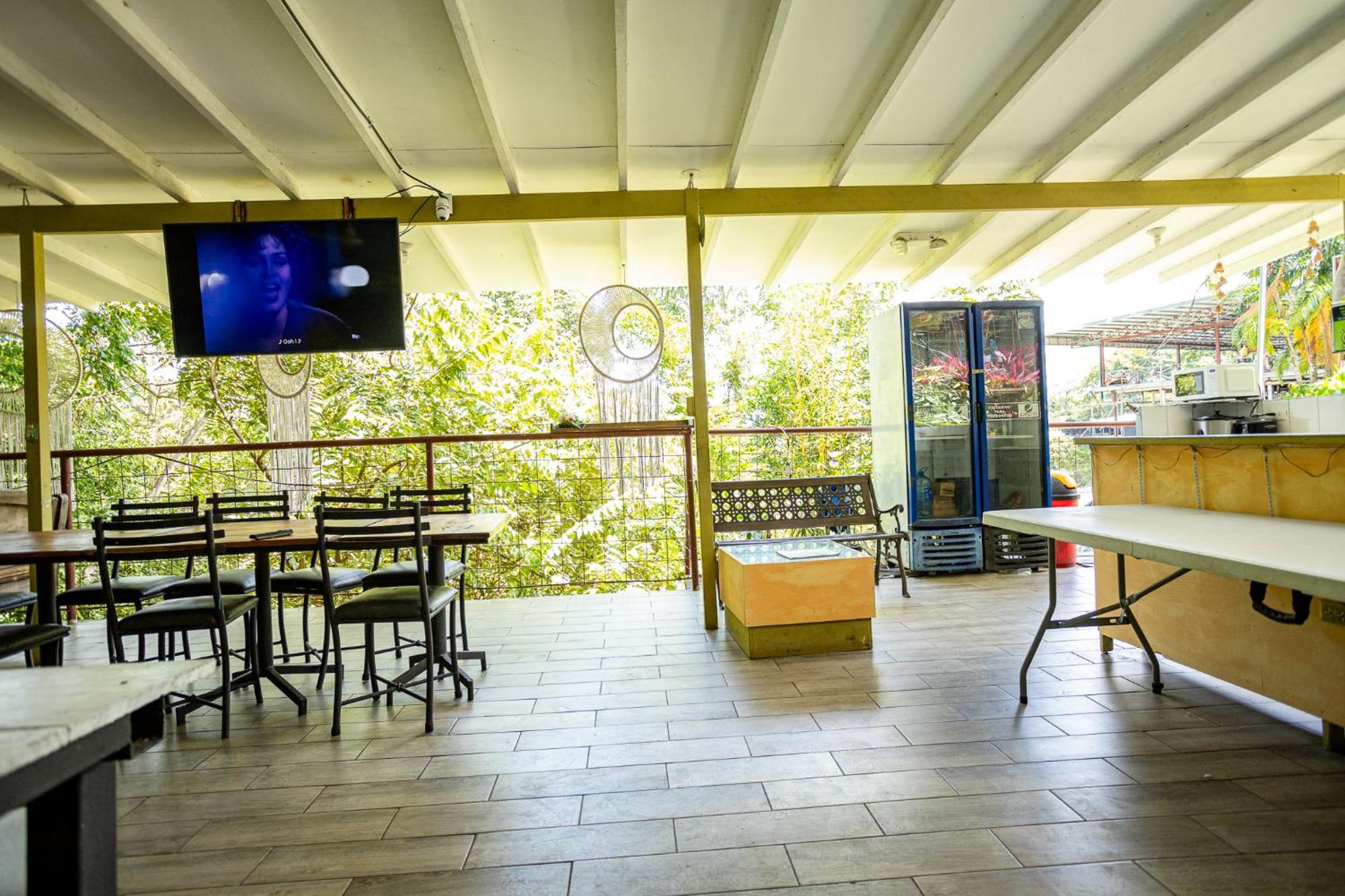 Manuel Antonio Hostel Exterior photo